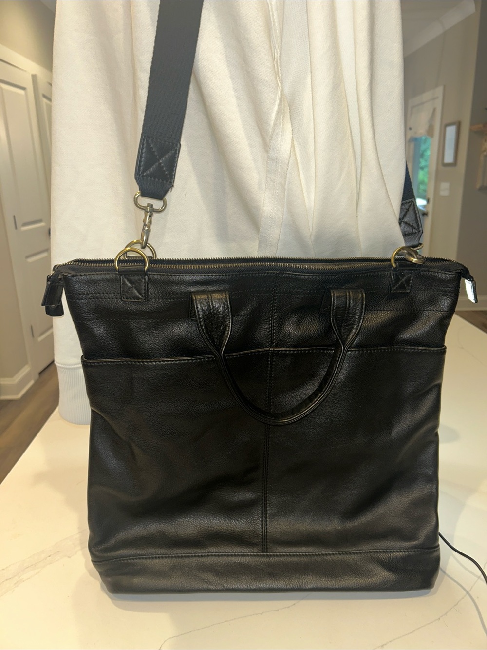 Roxbury Black Leather computer Tote Bag with Detachable Strap great condition
